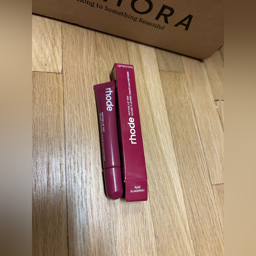 Limited Edition. Rhode Glaze peptide lip tint Raspberry Jelly - Brand New in Box